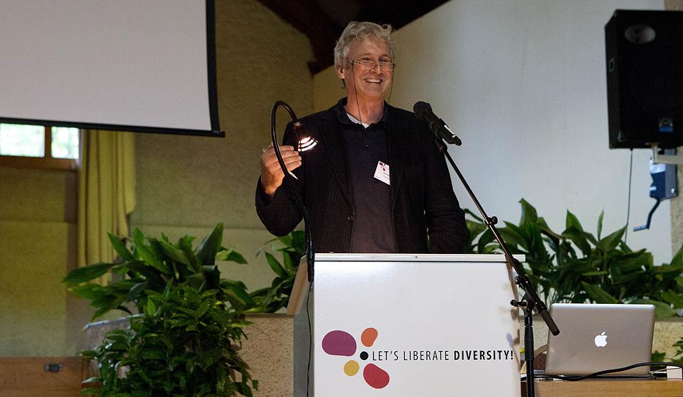 Béla Bartha, Geschäftsführer von ProSpecieRara, begrüsst die Teilnehmenden des Forums «Let’s liberate diversity»